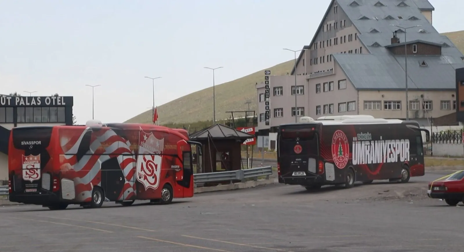 Erciyes kampındaki futbolcular Cuma namazında buluştu
