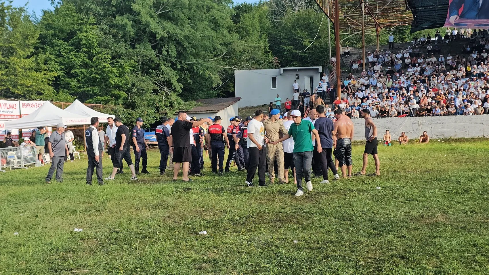 Zonguldak Dağköy güreşlerinde gergin anlar