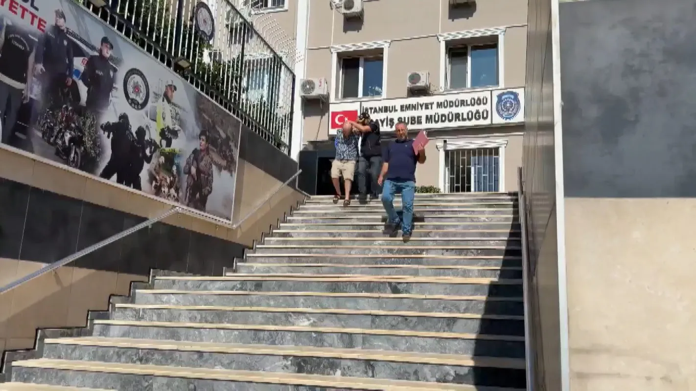 Zeytinburnu'nda araçtaki binlerce avroyu çalan hırsız yakalandı