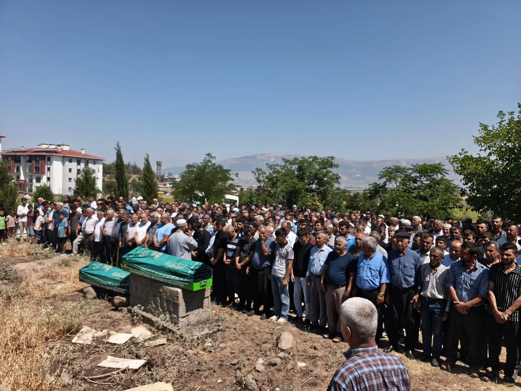 Adana'da kanala uçan araçta hayatını kaybeden anne ve oğlu defnedildi