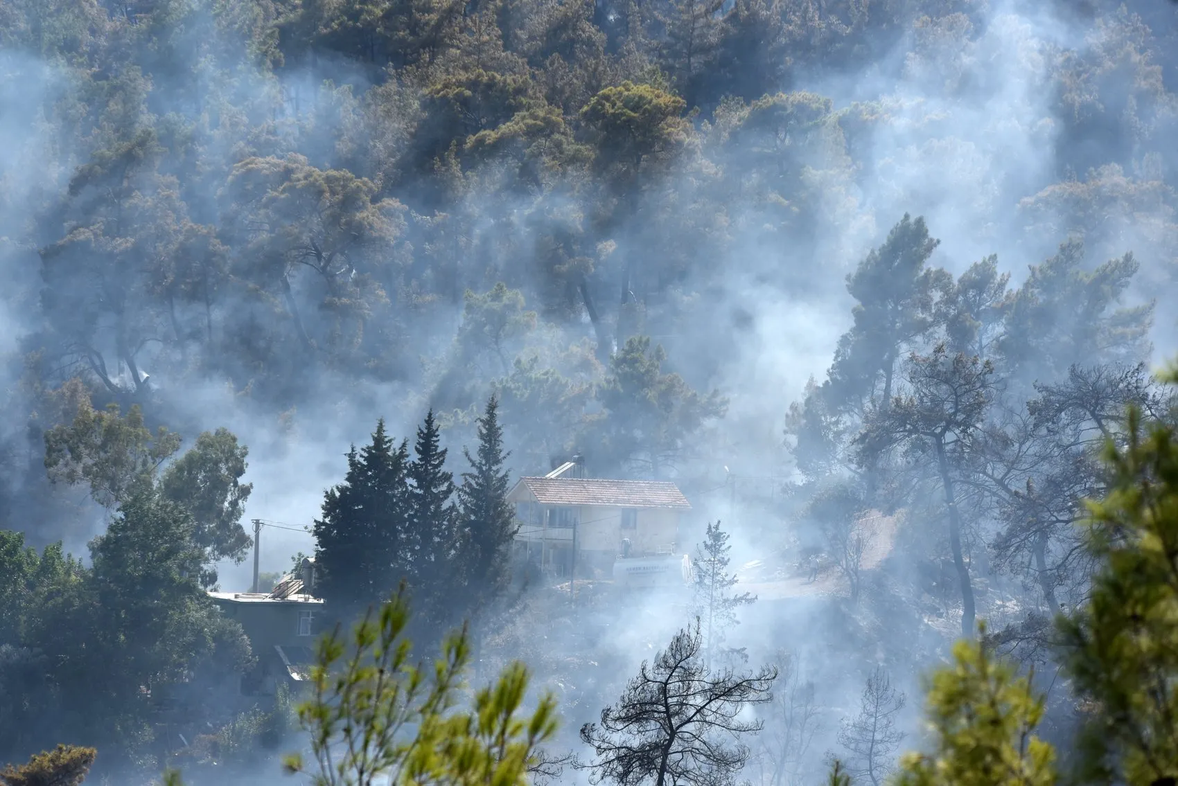 Antalya yangınlarla mücadele ediyor Kumluca yolunda alevler yükseliyor