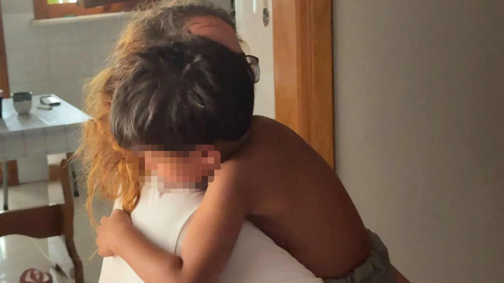 Avcılar'da balkonda mahsur kalan çocuk için nefes kesen kurtarma operasyonu