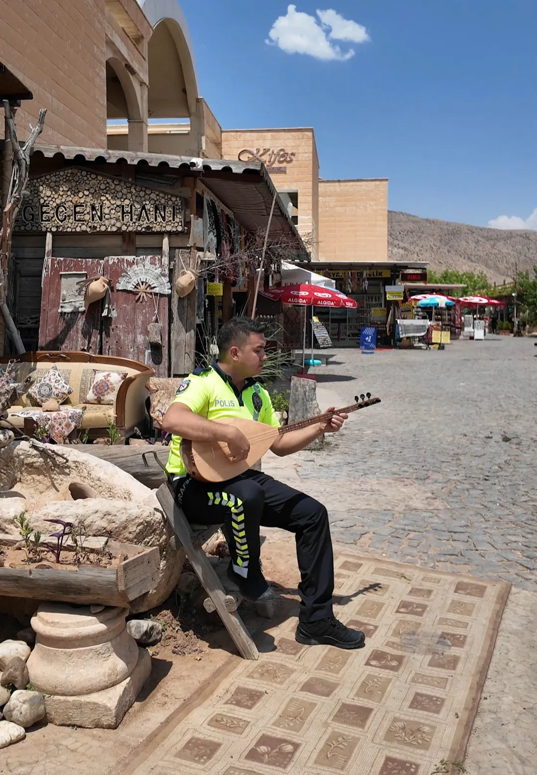Polis ekipleri Hasankeyf’in tarihi atmosferinde türkü seslendirdi