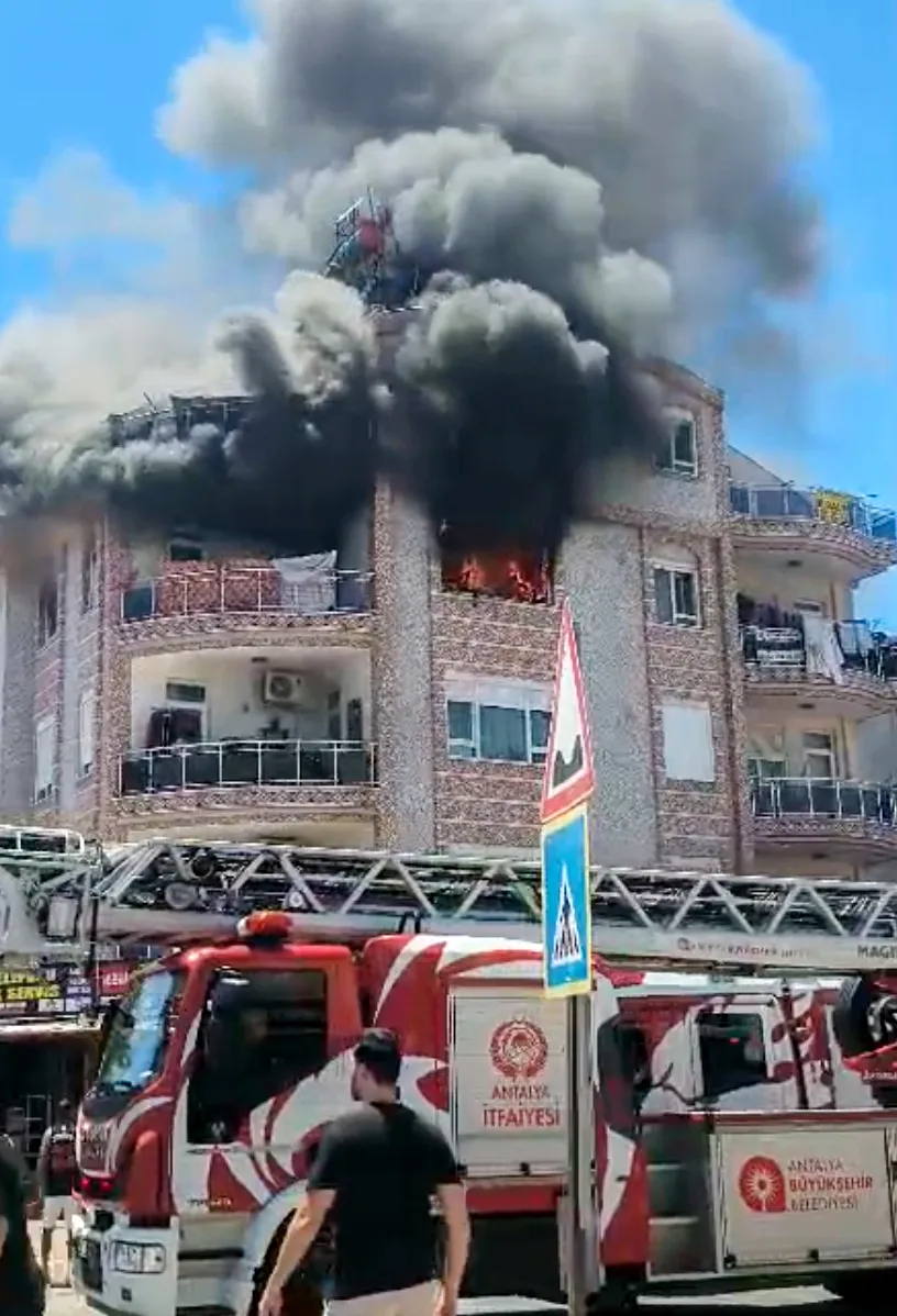 Antalya Kepez'de ev yangını 5 kişi hastaneye kaldırıldı