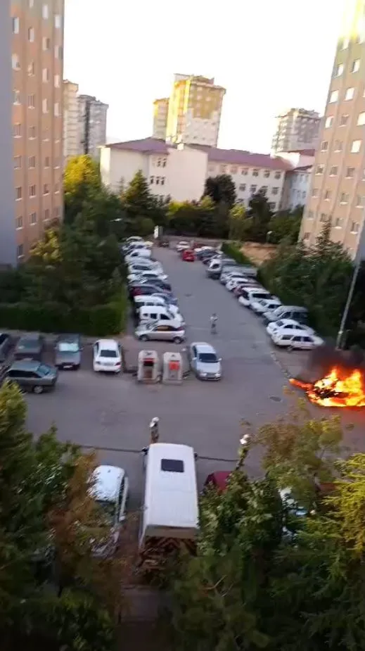 Ankara'da eski sevgili dehşeti dükkanı ve aracı ateşe verdi