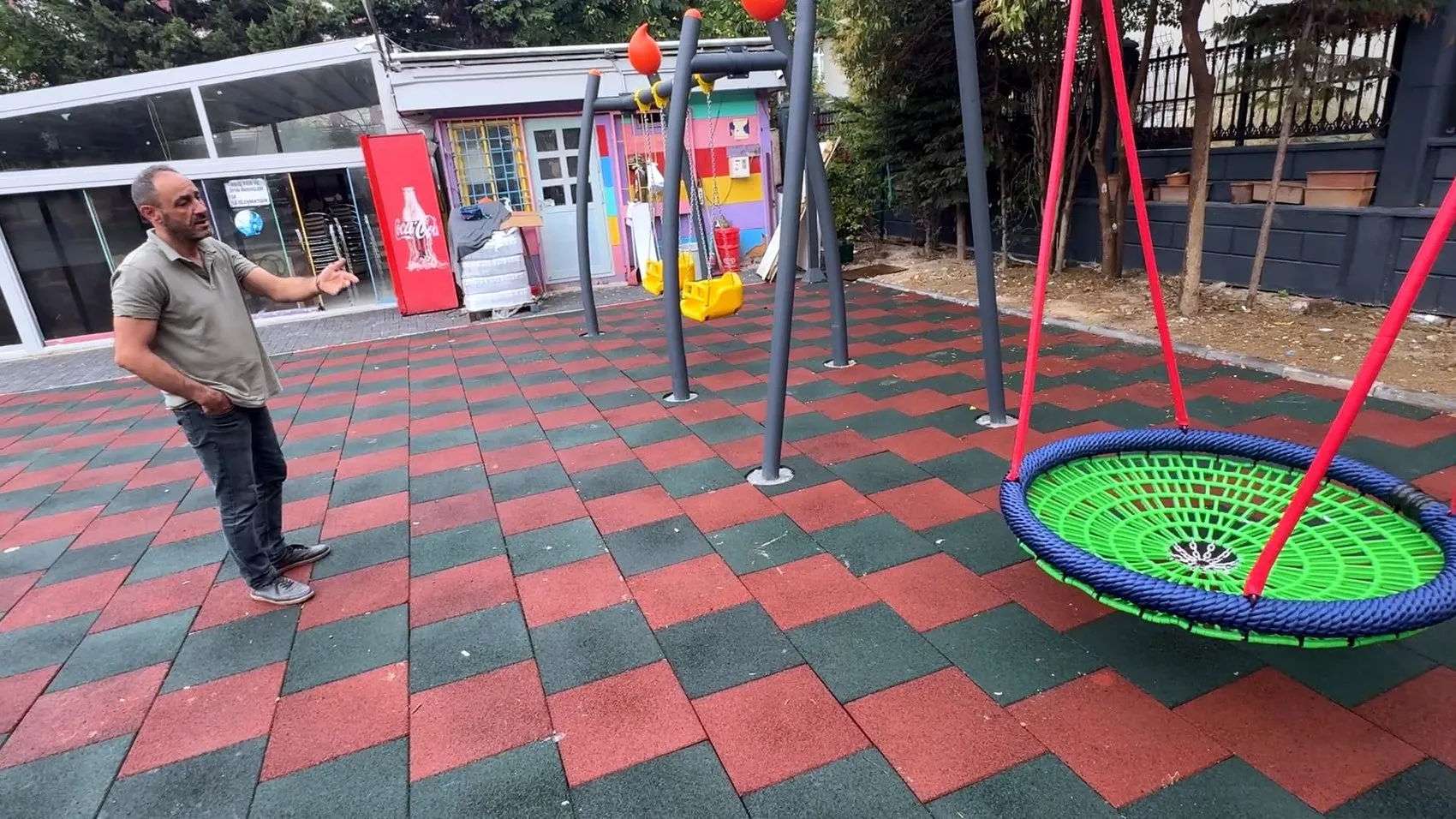Avcılar'da parktaki salıncak kazaları sonrası yerinden söküldü