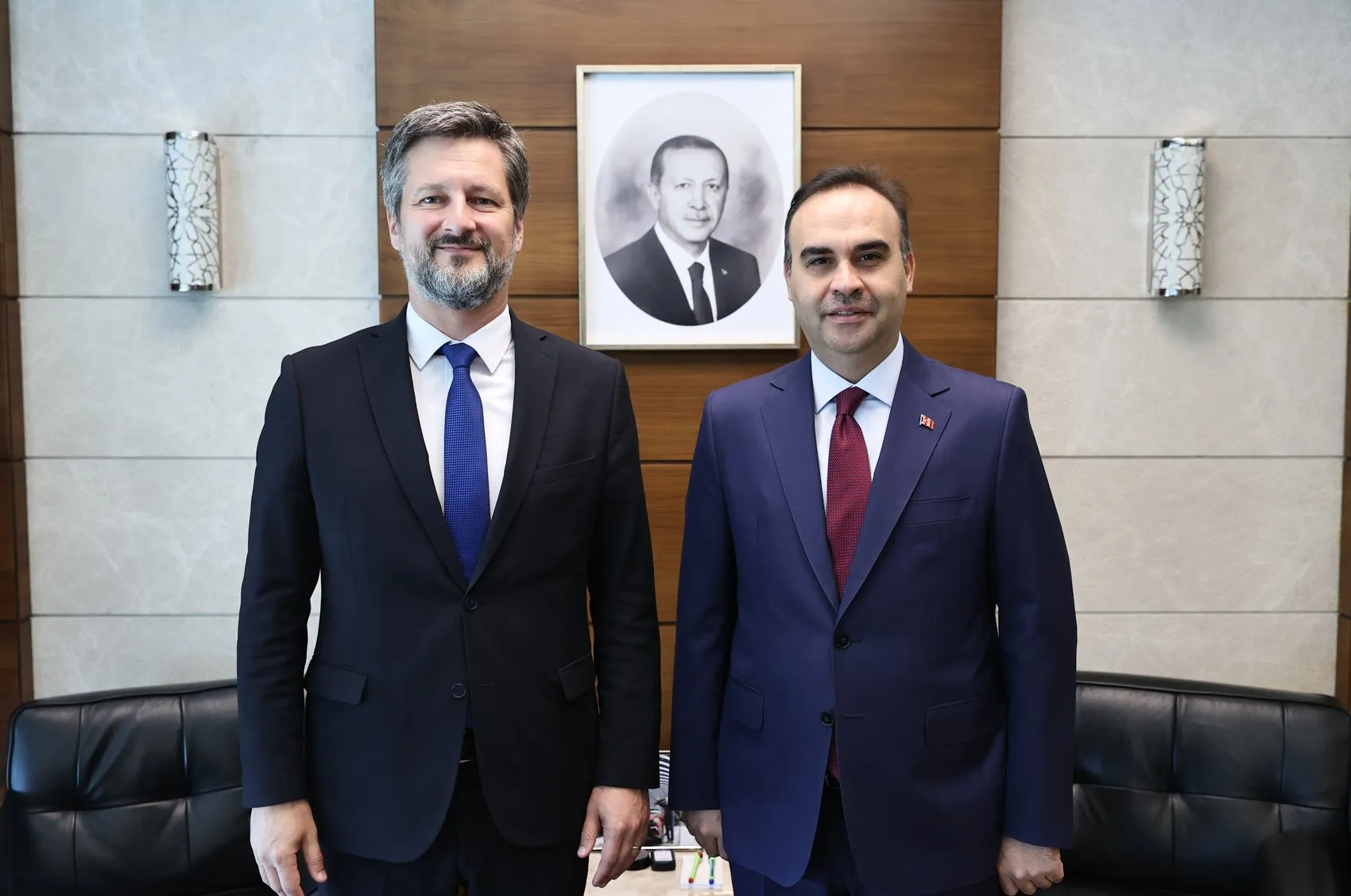 Bakan Kacır yedi ülkenin büyükelçisiyle masaya oturdu