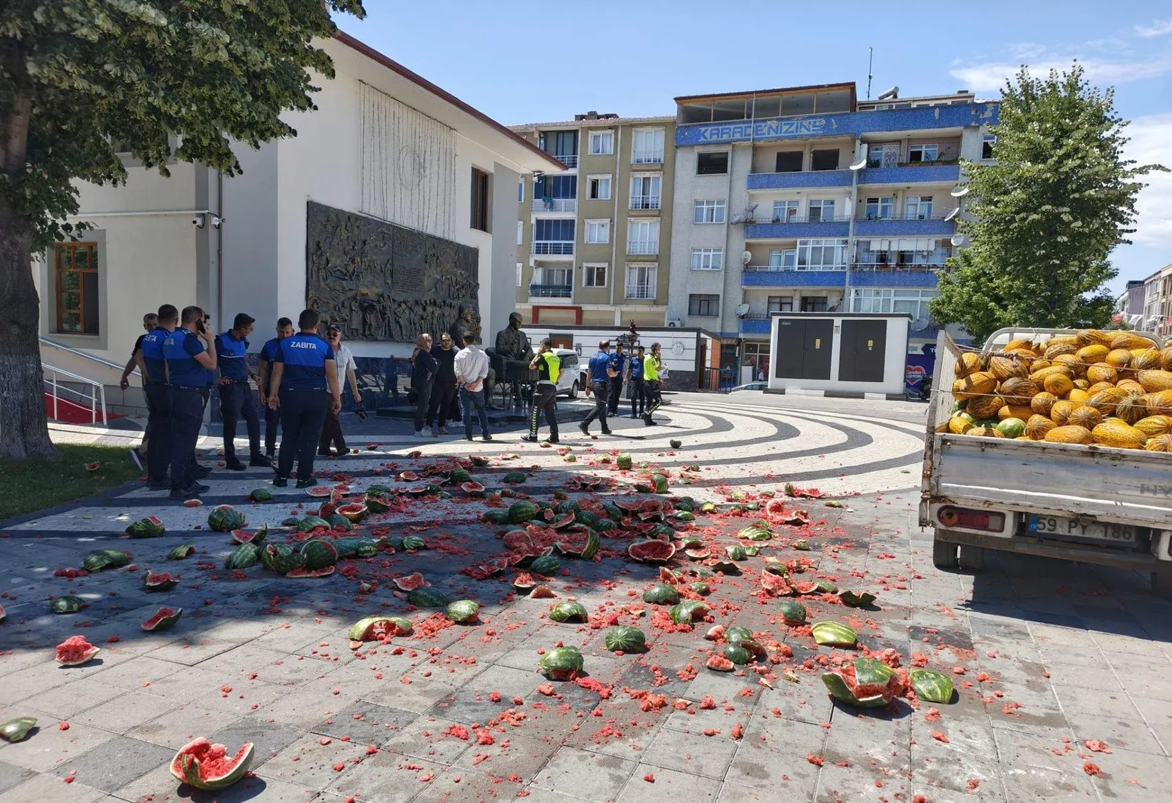 Tekirdağ'da seyyar satıcı belediye önünde karpuzları parçaladı