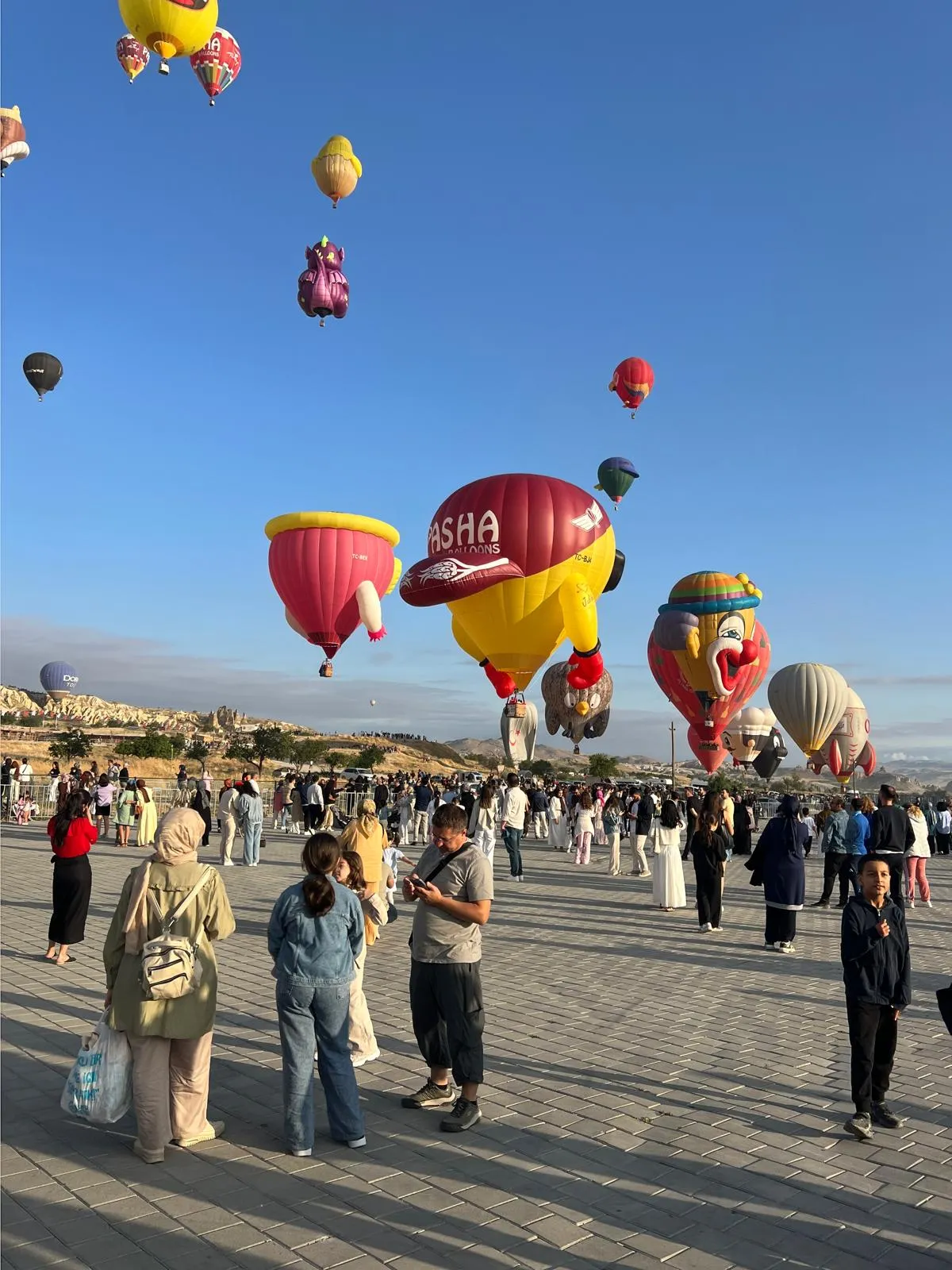 Kapadokya semaları ilginç figürlü balonlarla şenlendi