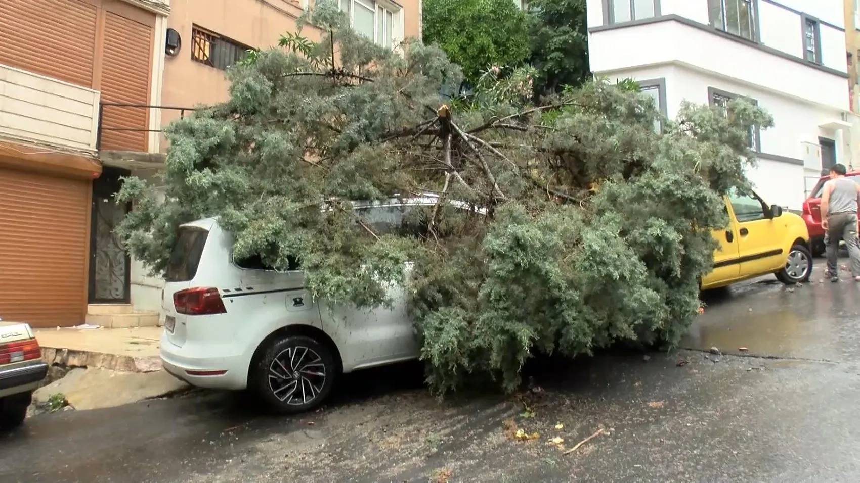 Şişli'de sağanak yağış iki aracı hurdaya çevirdi