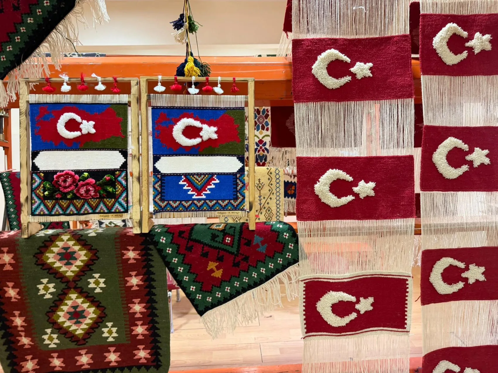 Gençler halı dokumayı minyatür tezgahlarla yeniden keşfediyor