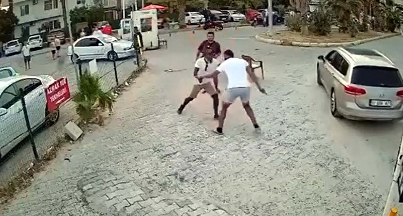 Akyaka'da sokak ortasında bıçaklı kavga kameraya yansıdı