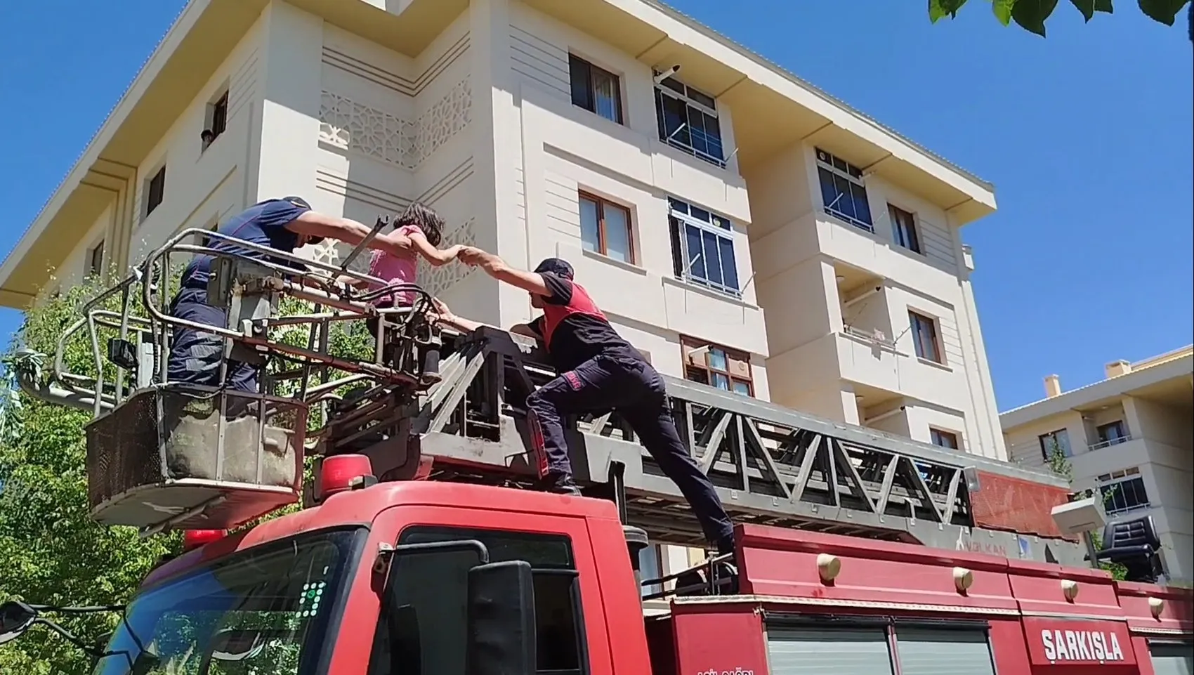 Sivas'ta ağaçta mahsur kalan çocuk itfaiye yardımıyla kurtarıldı