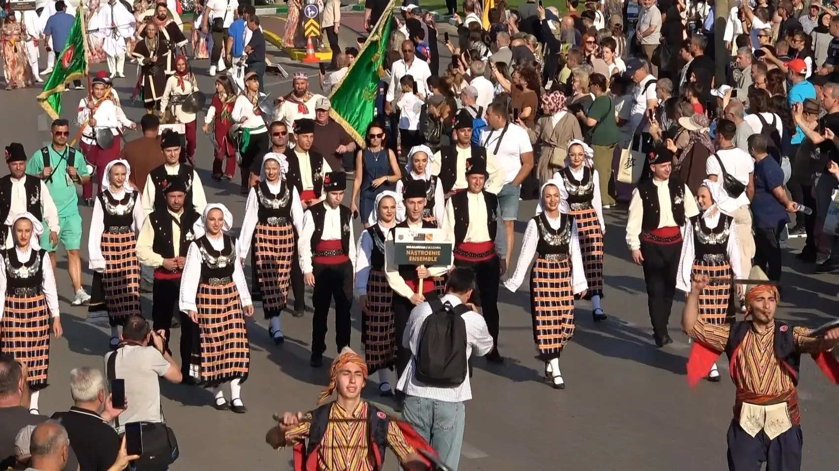 Bursa sokakları 13 ülkenin danslarıyla şenleniyor