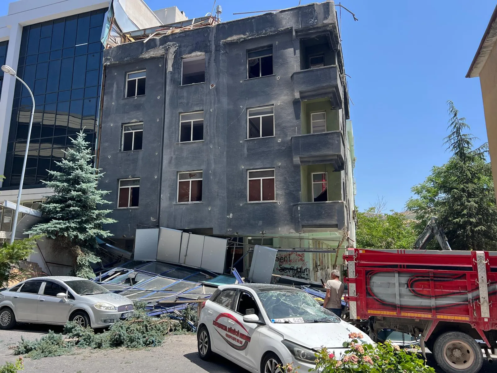 Nevşehir’de eski hastanede kaza Dış cephe park halindeki araçların üzerine çöktü