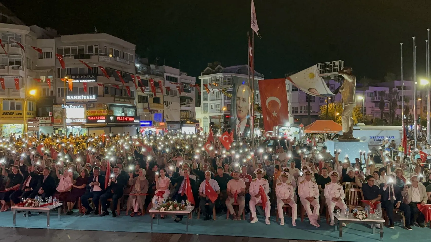Marmaris 15 Temmuz şehitlerini meydanlarda andı