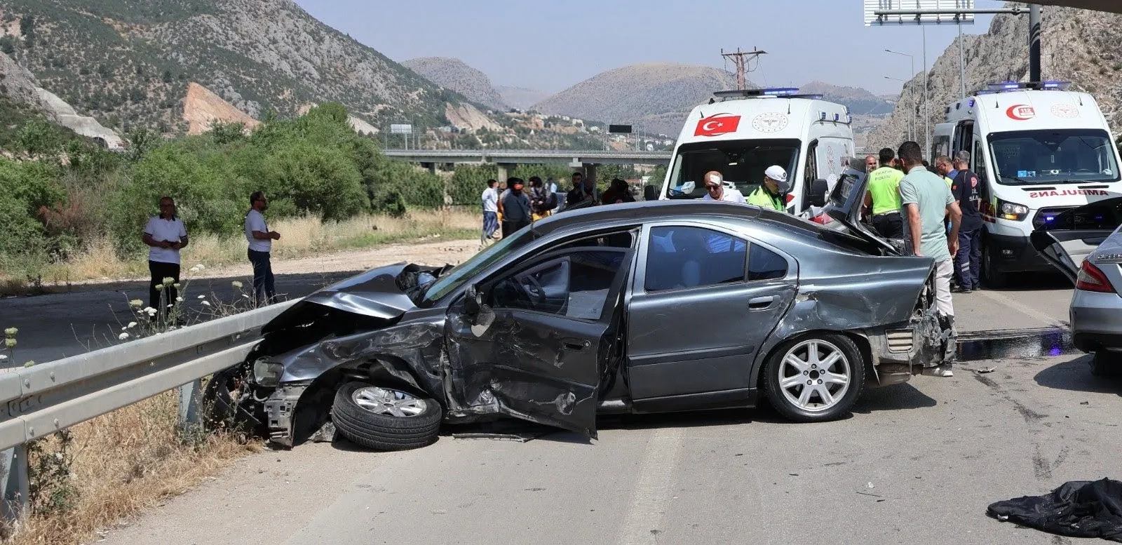 Amasya'da hatalı geri manevra dört kişiyi hastanelik etti