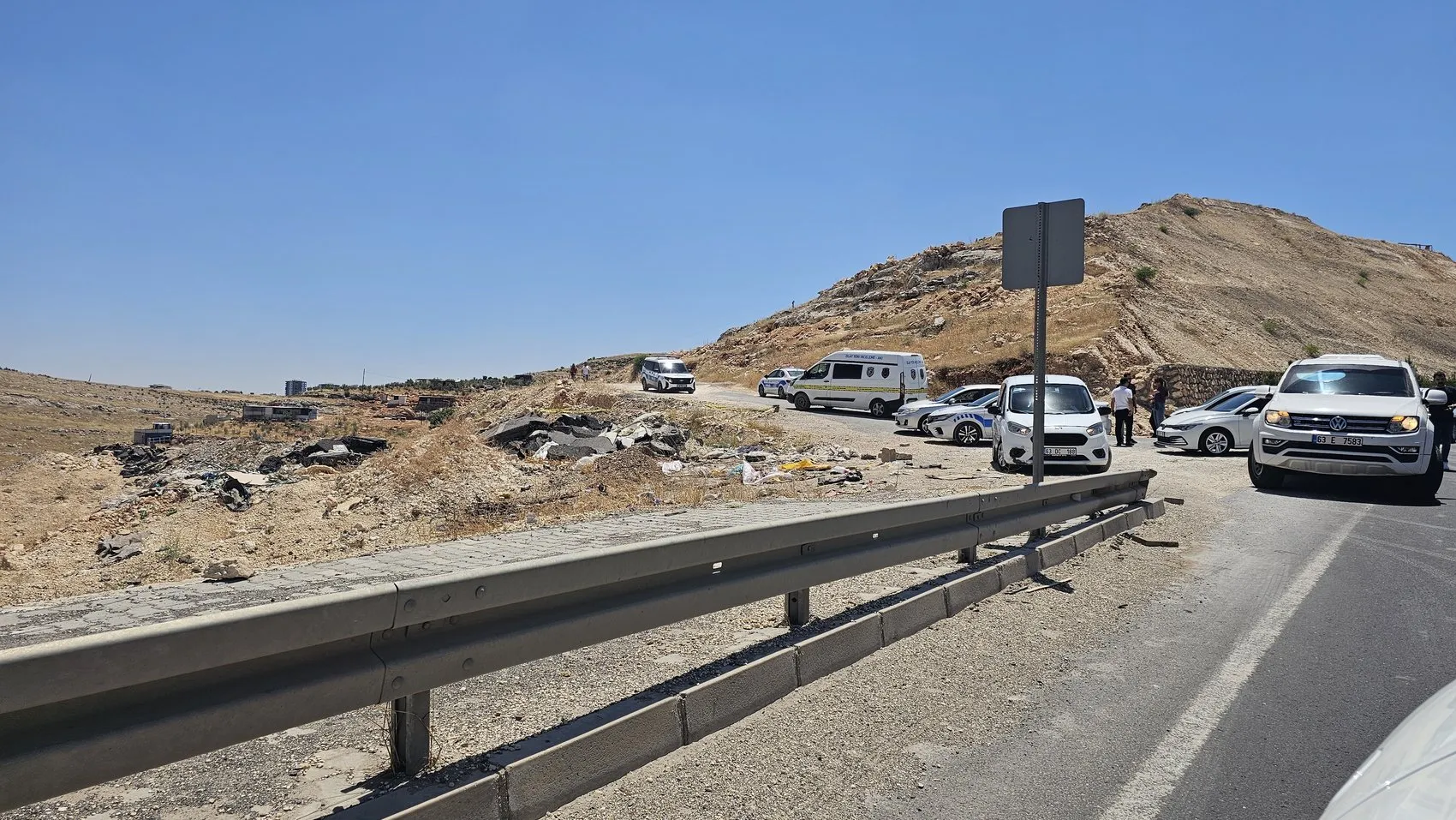 Şanlıurfa'da boş arazide battaniyeye sarılmış yabancı uyruklu bir ceset bulundu