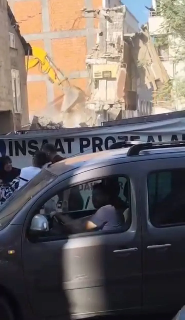 Küçükçekmece'de kentsel dönüşüm yıkımı korku dolu anlara sahne oldu