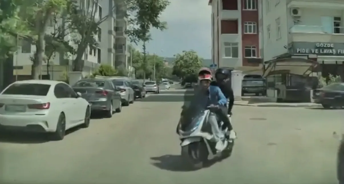 Kartal’da motosiklet ve otomobil kafa kafaya çarpıştı