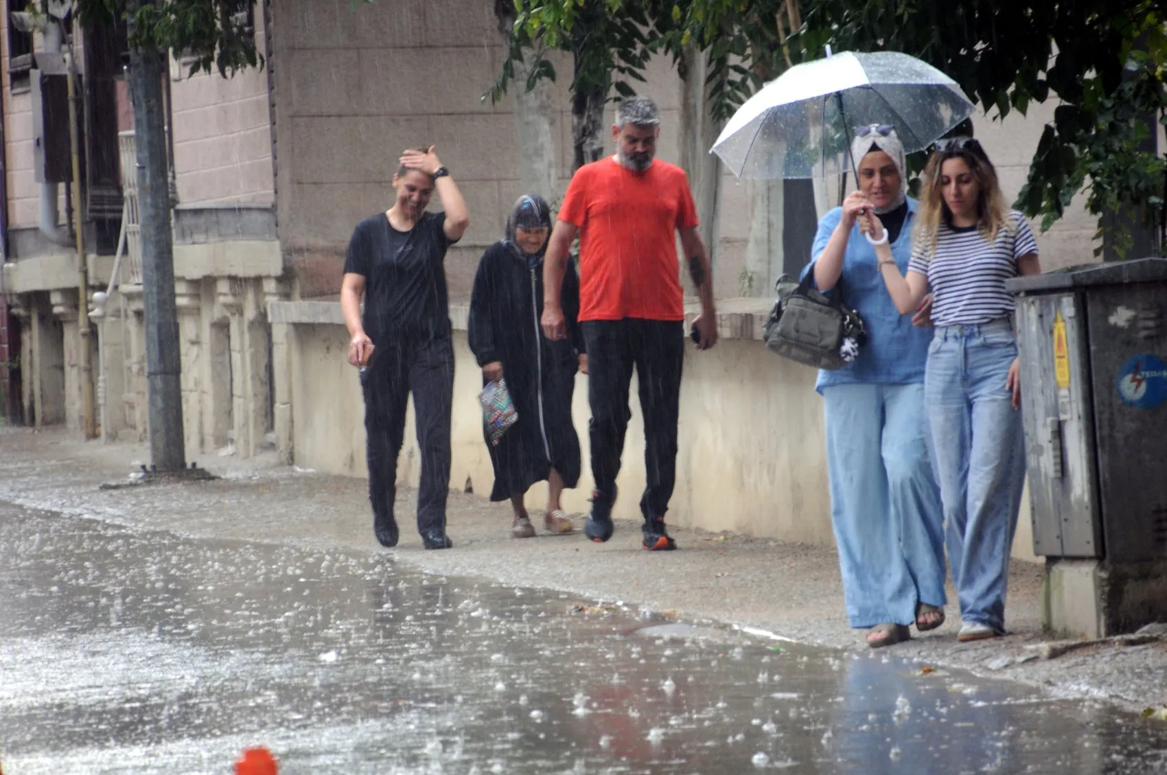 Edirne’de aniden bastıran sağanak hayatı felç etti