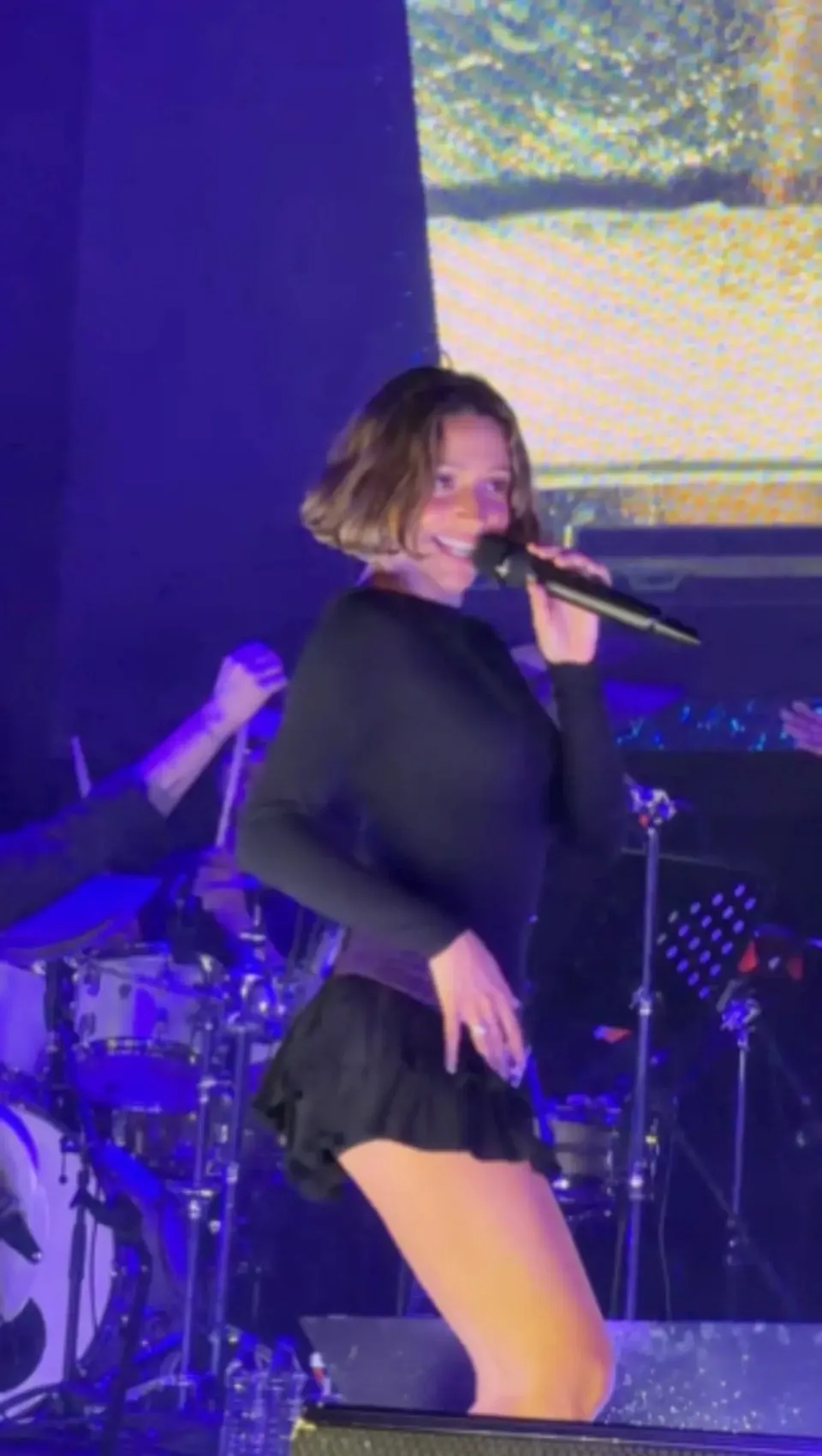 "En seksi Türk kadını" seçilmişti! Zeynep Bastık tan sahnede kalça dansı! 1
