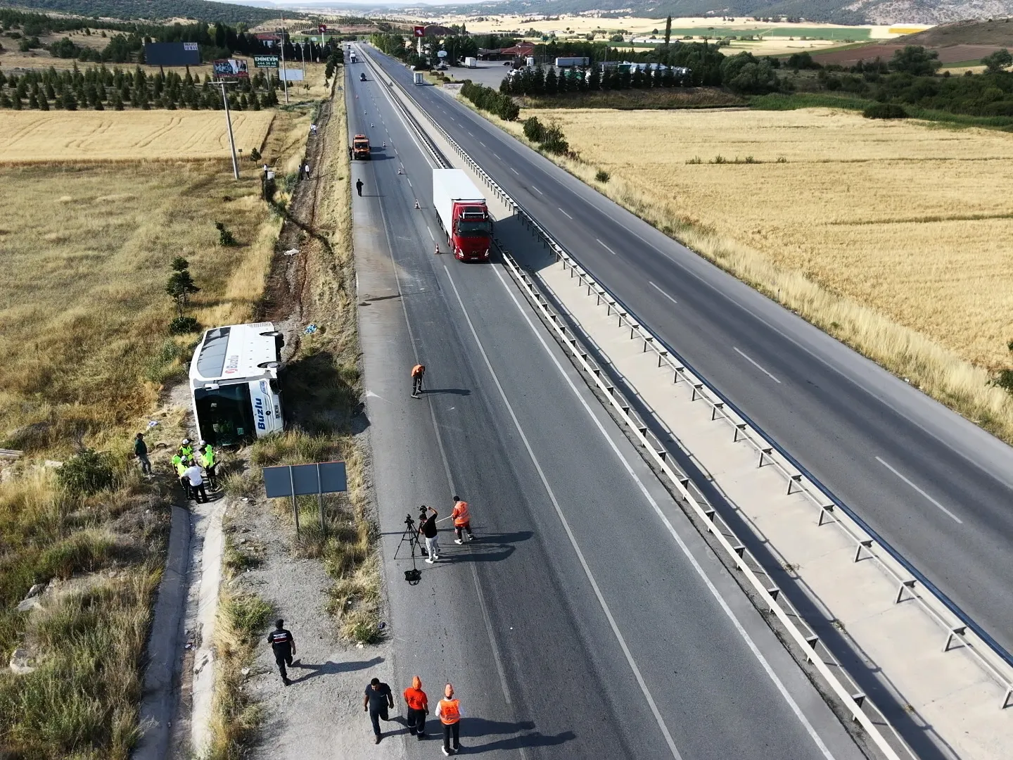 Eskişehir yolunda otobüs faciası 24 kişi hastaneye kaldırıldı