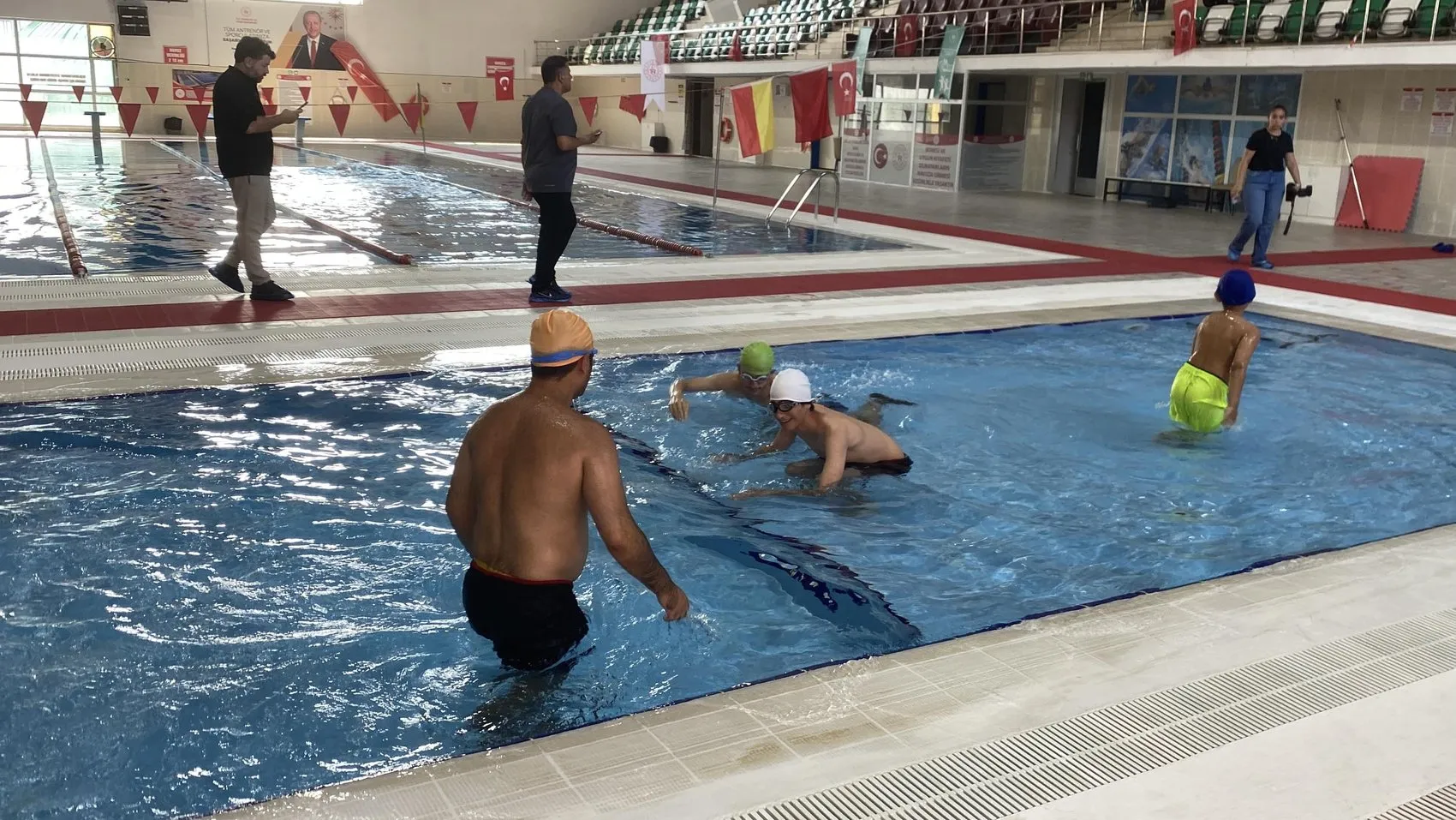 Iğdır'da özel gereksinimli çocuklar için yüzme dönemi başladı