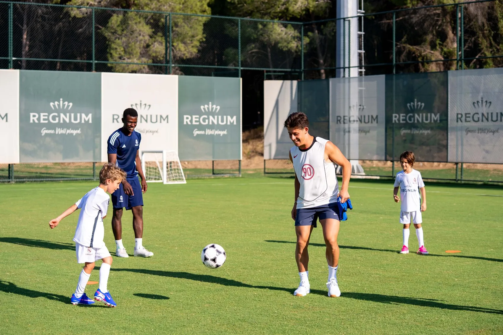Arda Güler minik futbolcuların kampını ziyaret etti