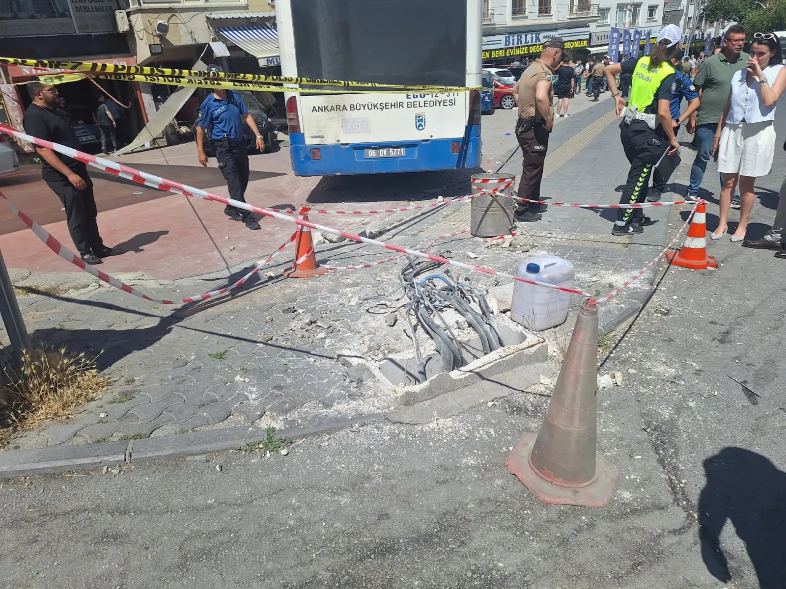 Ankara Mamak'ta belediye otobüsü dükkana daldı 7 yaralı