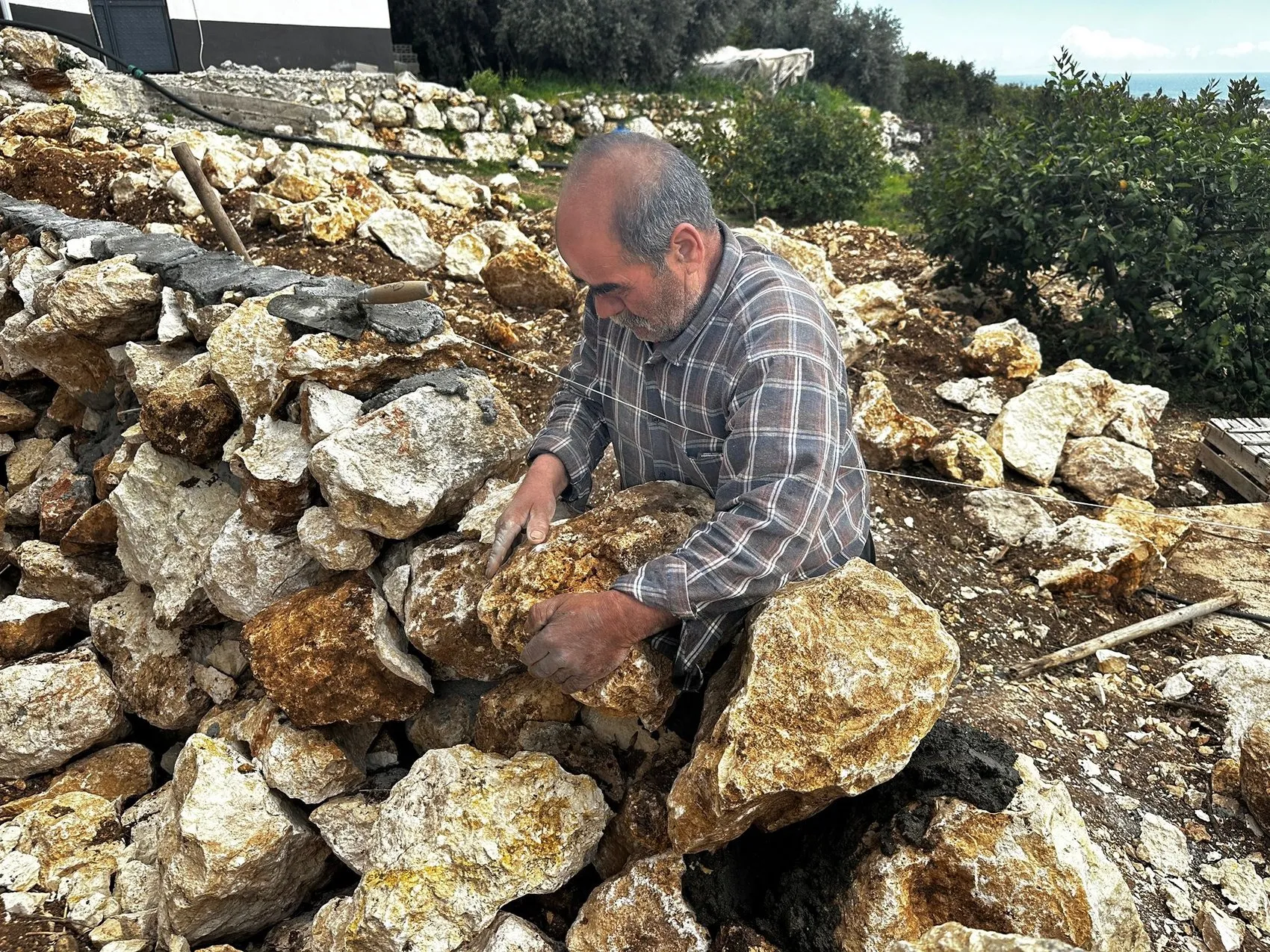 Mersinli ustanın yarım asırlık taş duvar inadı