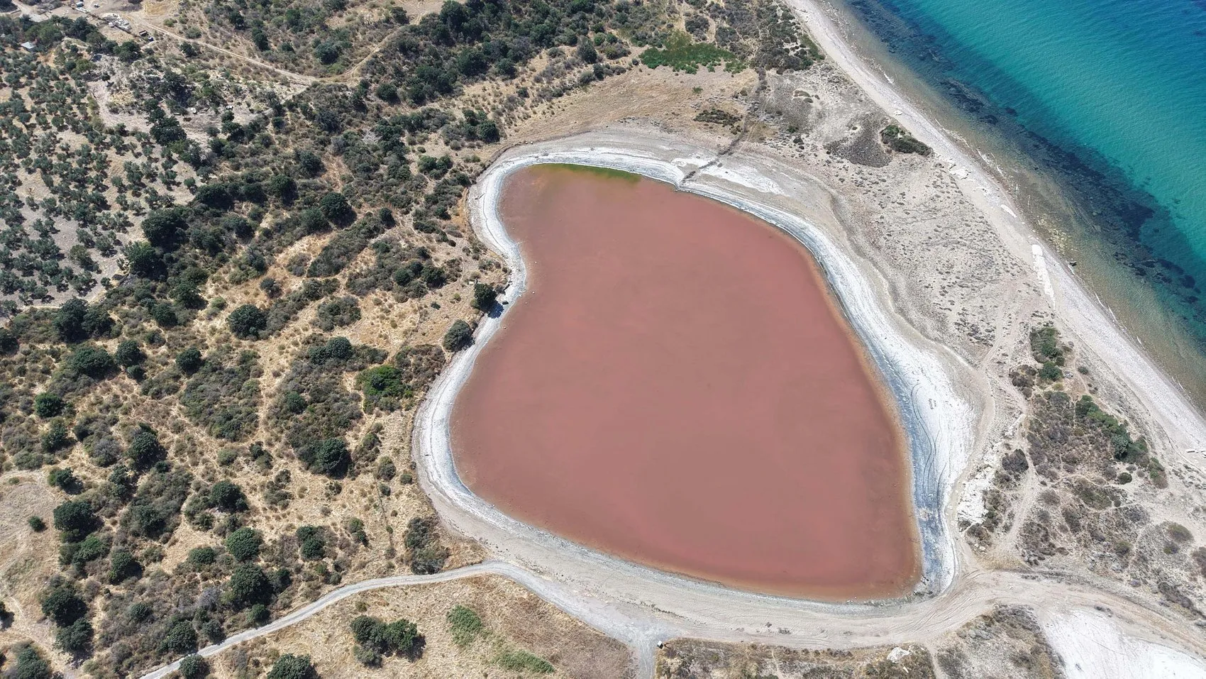 Çanakkale’nin meşhur Kalpli Gölü yeniden pembe renge döndü