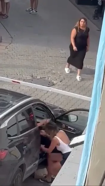 Kadıköy rıhtımda iki kadının kavgası cep telefonuyla görüntülendi