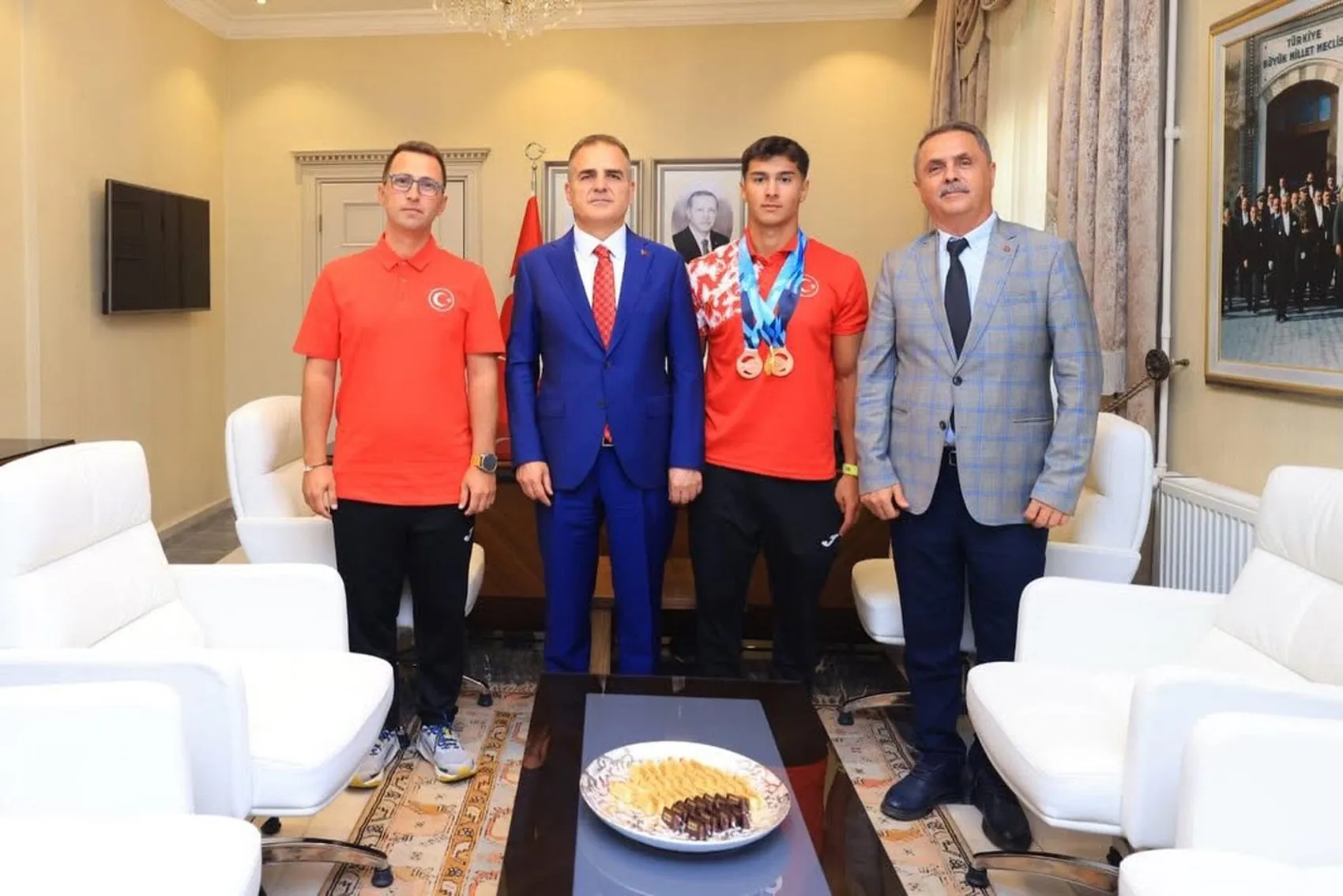 Dünya şampiyonu kanocu Rahmi Kaan Karahan Muğla'da ödüllendirildi