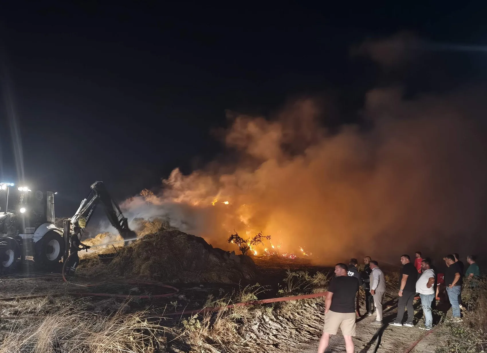 Tekirdağ'da bir çiftliği alevler yuttu