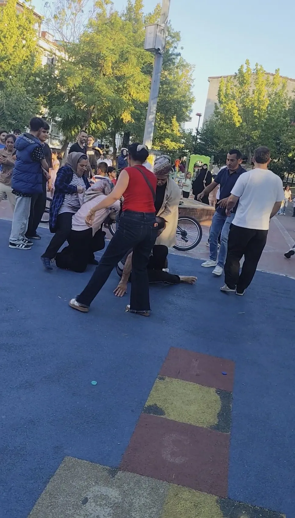 Kağıthane’de çocuk parkında aileler birbirine girdi