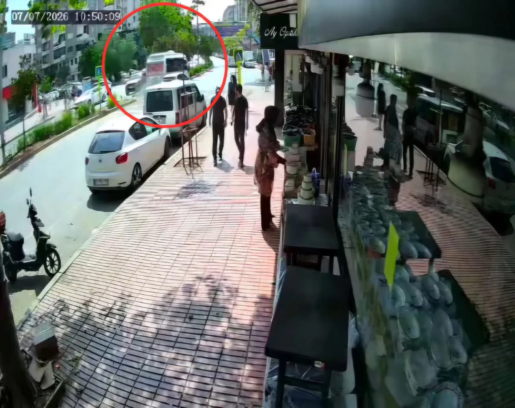 Adana'da yaya geçidindeki genç kızı ezen sürücü kaçtı