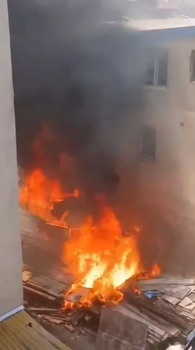 Küçükçekmece'de bina boşluğundaki yangın kamyoneti kül etti