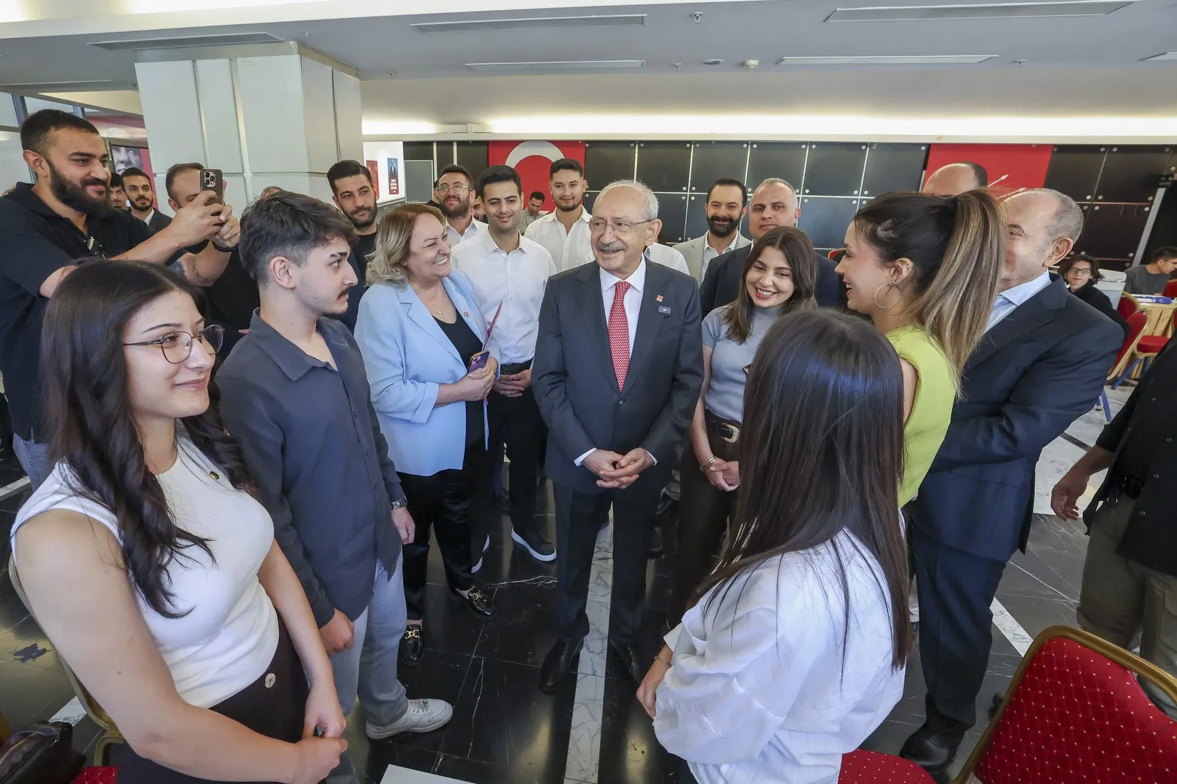 Kılıçdaroğlu gençlerin tercih heyecanına ortak oldu