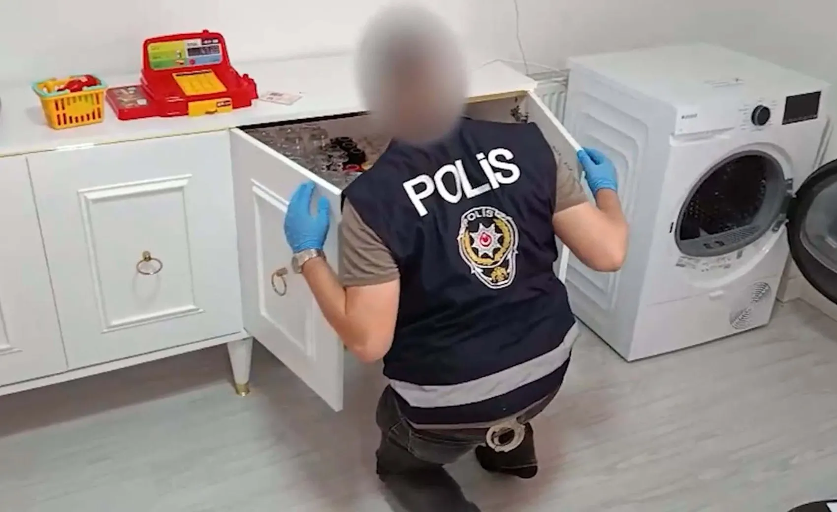 İzmir merkezli kaçakçılık ağını polis çökertti