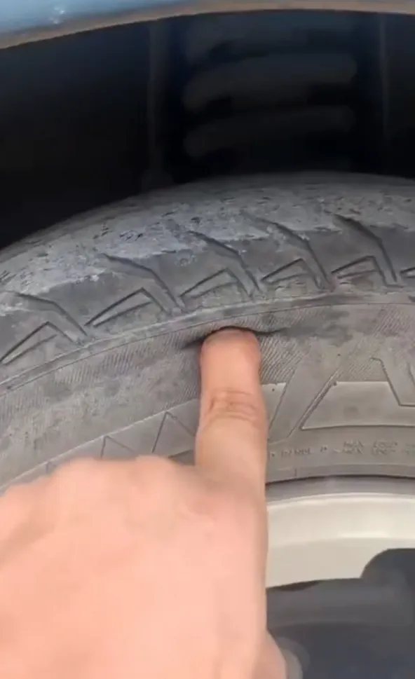 Keşan'da sabah şoku Servis minibüsünün lastiklerini kestiler