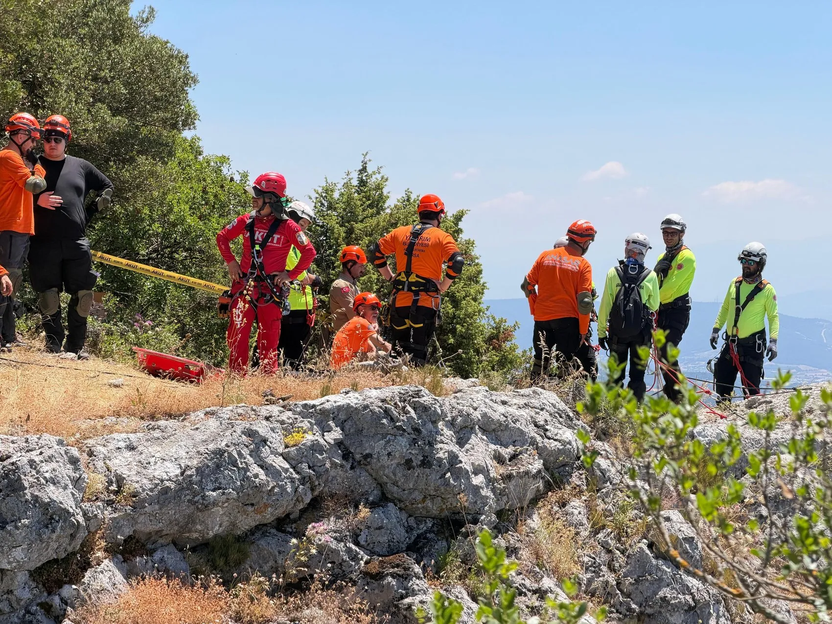 Bursa'da ekipler sarp kayalıklarda nefes kesen kurtarma operasyonu yaptı