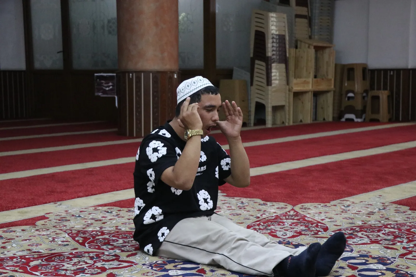 16 yaşındaki Mahmut engelleri aşıp her gün camiye koşuyor