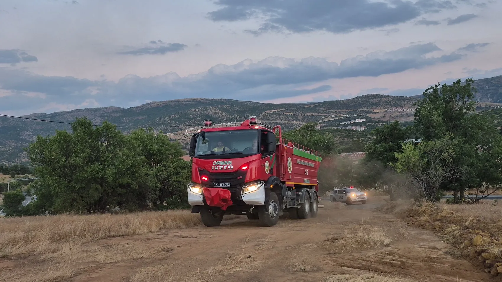 Pütürge’de orman yangını ile mücadele sürüyor