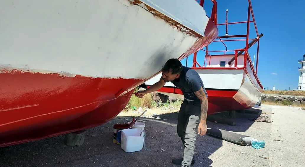 Van Gölü balıkçıları üç aylık aranın ardından ağlarını suya bıraktı