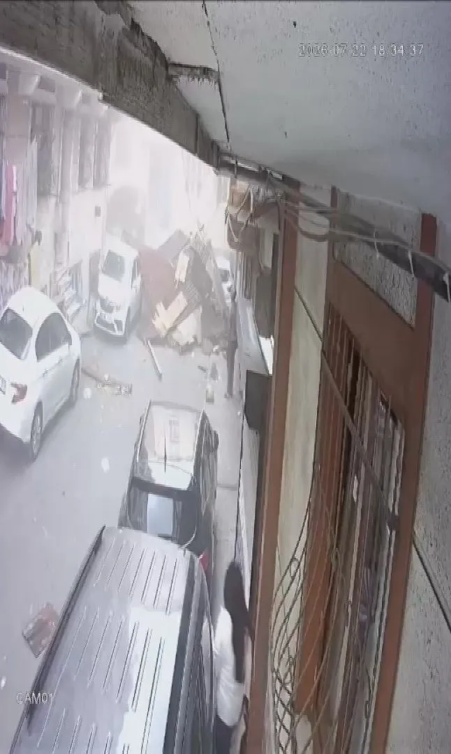 Esenler'de fırtına dehşeti Çatı saniyelerle çocukların üzerine düşmekten kurtuldu