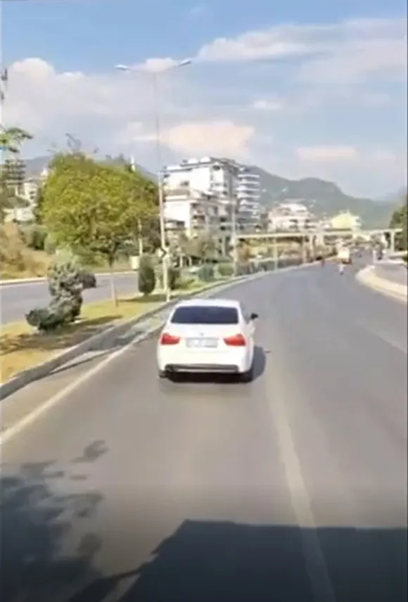 Alanya'da itfaiyeye yol vermeyen sürücünün ehliyetine el konuldu