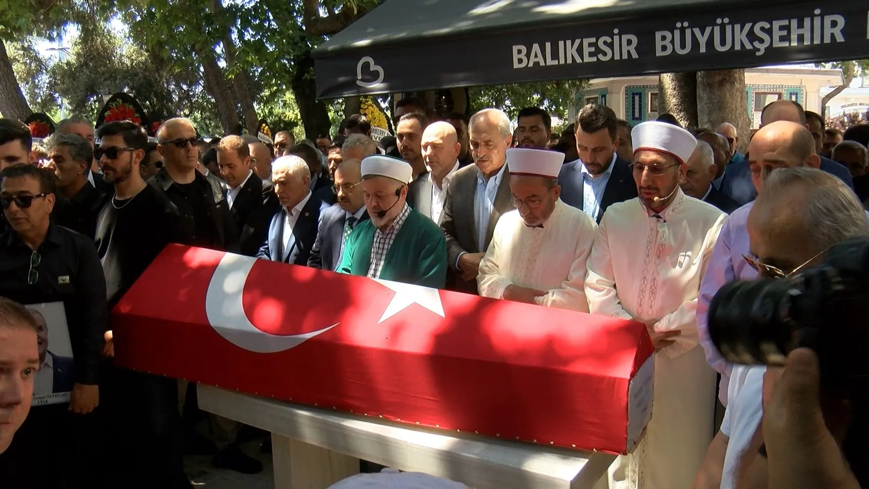 Bandırma eski belediye başkanını son yolculuğuna uğurladı