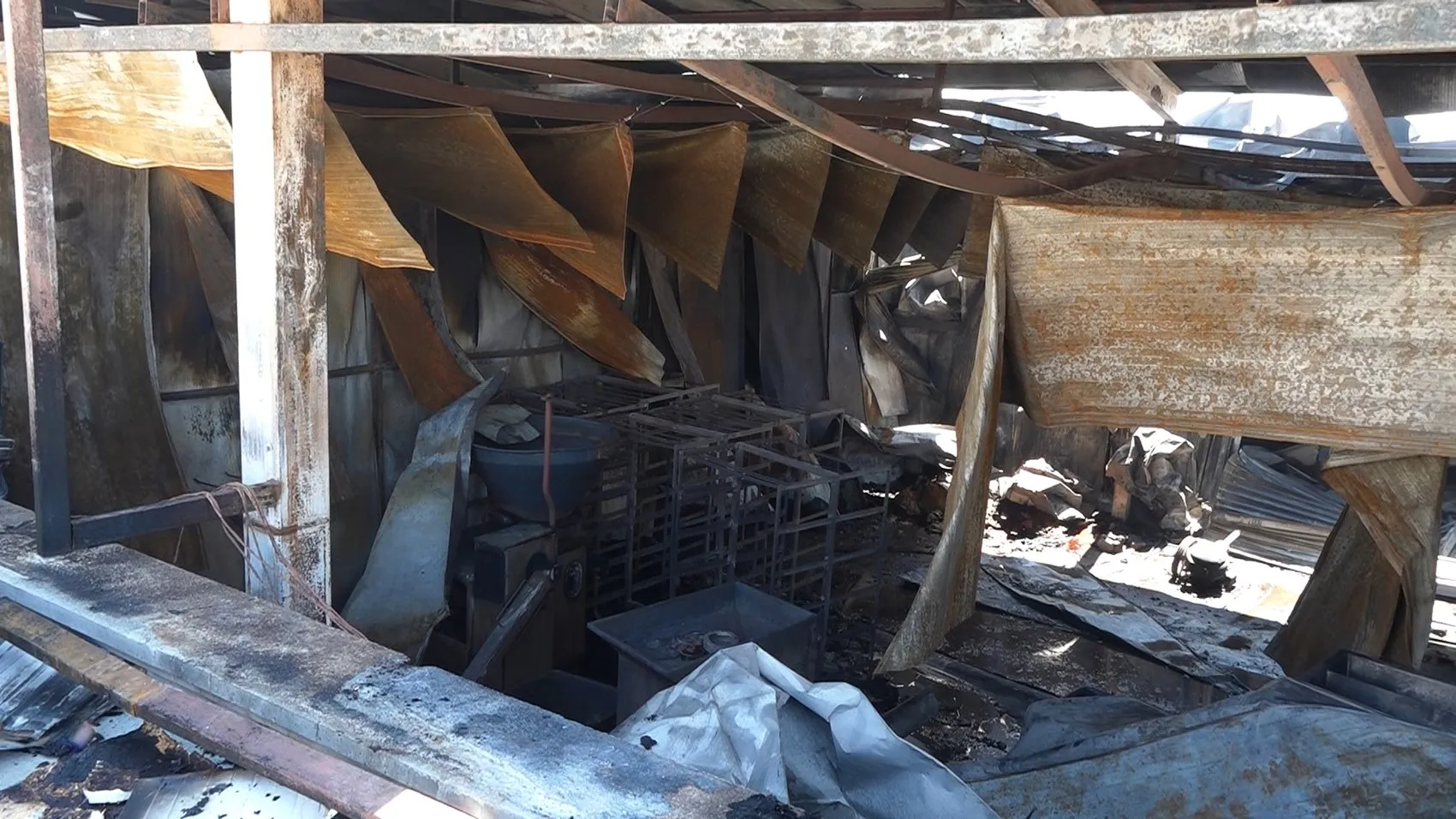 Afyonkarahisar'da sucuk fabrikası küle döndü