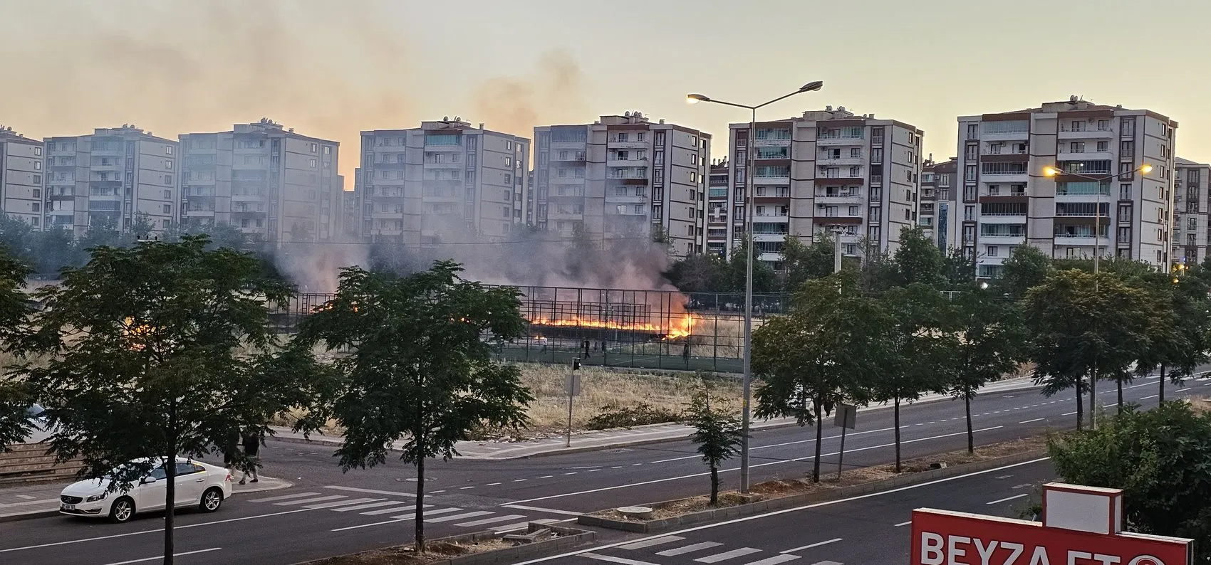 Diyarbakır'da yangın paniğine rağmen maçtan vazgeçmediler